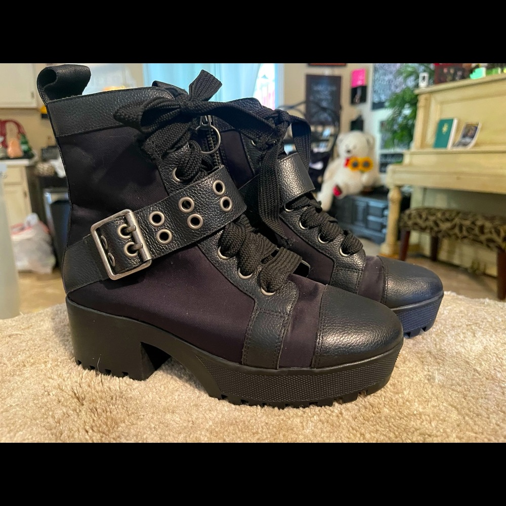 Black Steve Madden platform ankle motorcycle combat boots. Mint condition